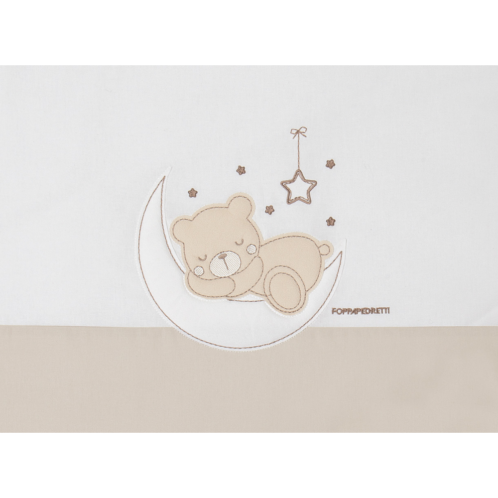 Il completo piumone Mybear Honey è caratterizzato da un tenero orsetto che dorme sereno tra la luna e le stelle