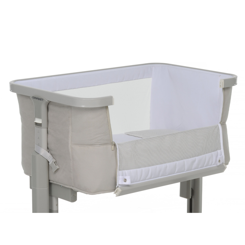 One side can be opened for co-sleeping (straps included)